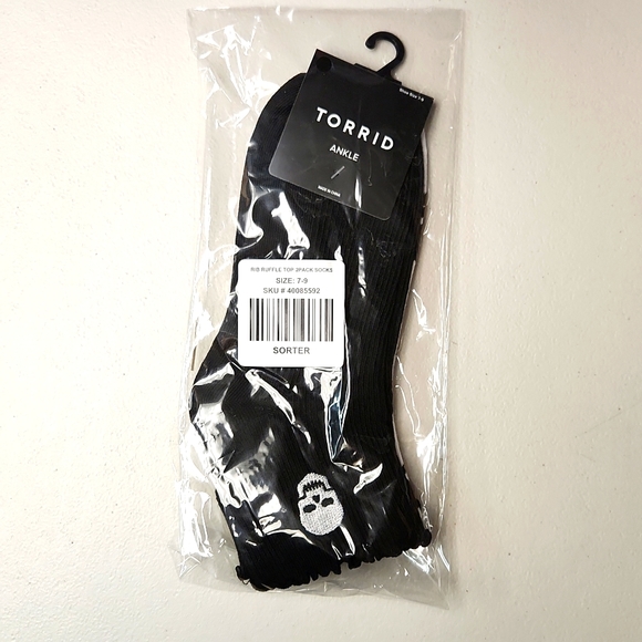 ❤️NWT TORRID WIDE WIDTH - 2 PACK RUFFLE SHORTIE SOCKS - SKULL PRINT - Picture 6 of 10